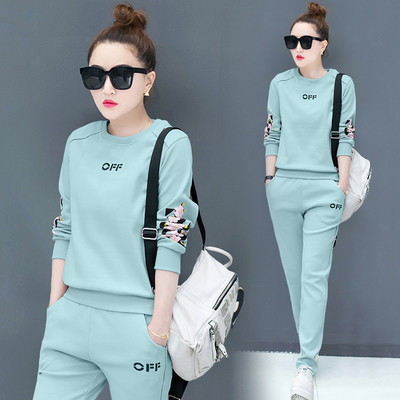 Echipa zilnică feminină în două părți cu o inscripție și un motiv floral în mai multe culori