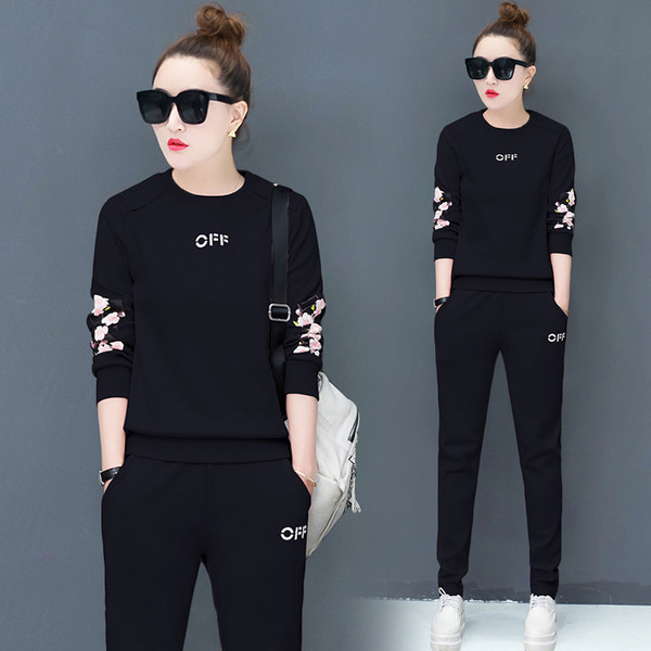 Echipa zilnică feminină în două părți cu o inscripție și un motiv floral în mai multe culori