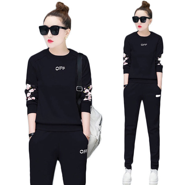 Echipa zilnică feminină în două părți cu o inscripție și un motiv floral în mai multe culori