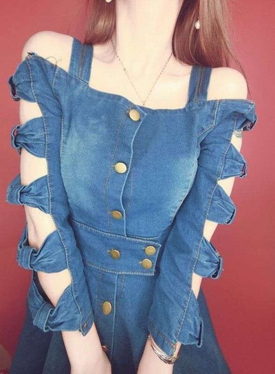 Rochie de damă din denim cu umerii deschiși și mâneci lungi cu decor panglică