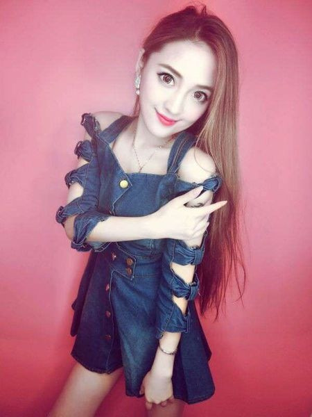 Rochie de damă din denim cu umerii deschiși și mâneci lungi cu decor panglică