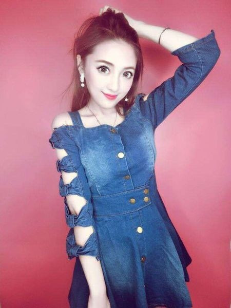 Rochie de damă din denim cu umerii deschiși și mâneci lungi cu decor panglică