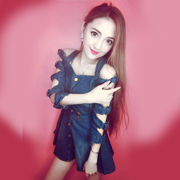 Rochie de damă din denim cu umerii deschiși și mâneci lungi cu decor panglică