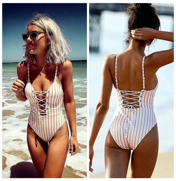 Un costum de baie întreg de damă în dungi, cu decolteu adânc și cravate