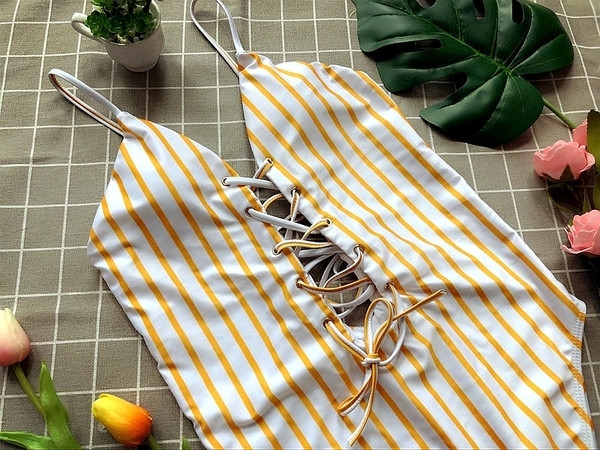 Un costum de baie întreg de damă în dungi, cu decolteu adânc și cravate