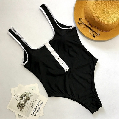 Un costum de baie simplu cu spatele gol și nasturi