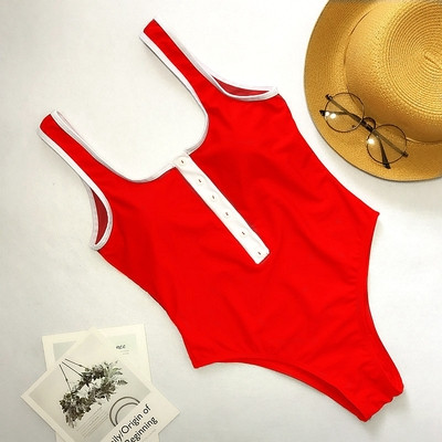 Un costum de baie simplu cu spatele gol și nasturi