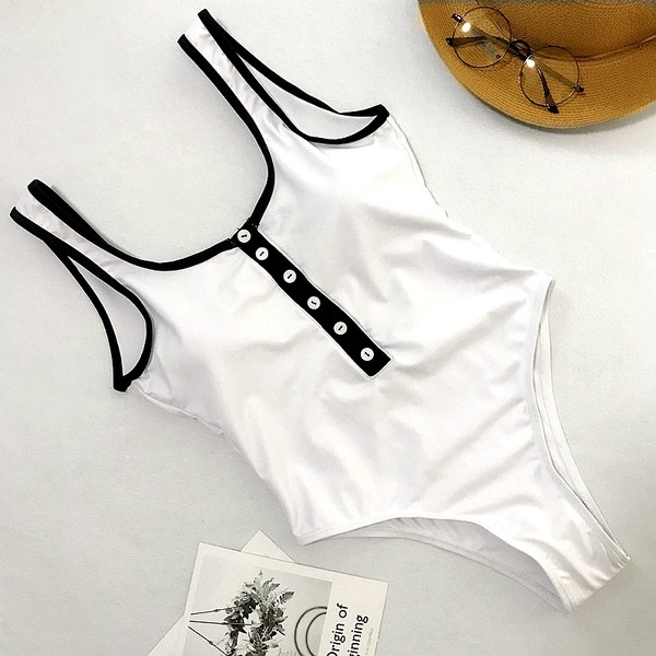 Un costum de baie simplu cu spatele gol și nasturi