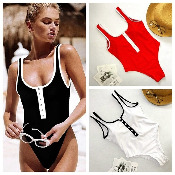 Un costum de baie simplu cu spatele gol și nasturi