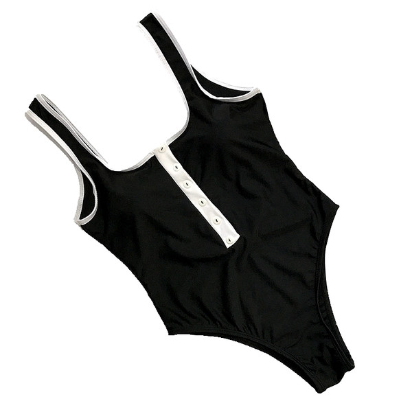 Un costum de baie simplu cu spatele gol și nasturi