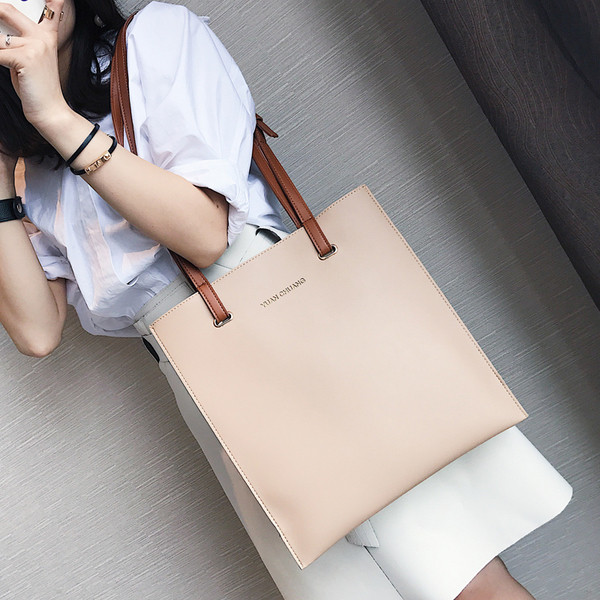 Nagy, stílusos kézitáska második színű díszítéssel