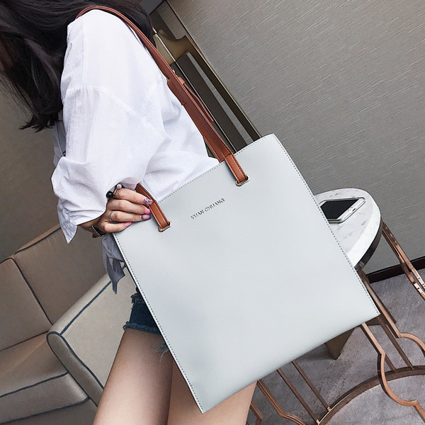 Nagy, stílusos kézitáska második színű díszítéssel