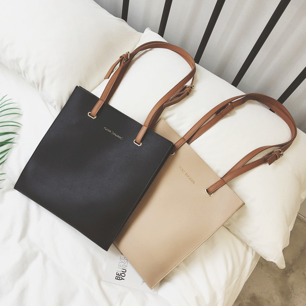 Nagy, stílusos kézitáska második színű díszítéssel