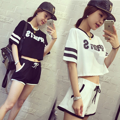 Γυναικεία αθλητική φόρμα σε άσπρο και μαύρο χρώμα