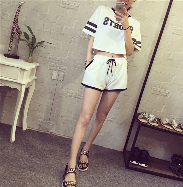 Γυναικεία αθλητική φόρμα σε άσπρο και μαύρο χρώμα