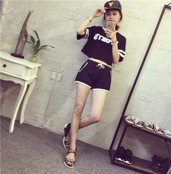 Γυναικεία αθλητική φόρμα σε άσπρο και μαύρο χρώμα