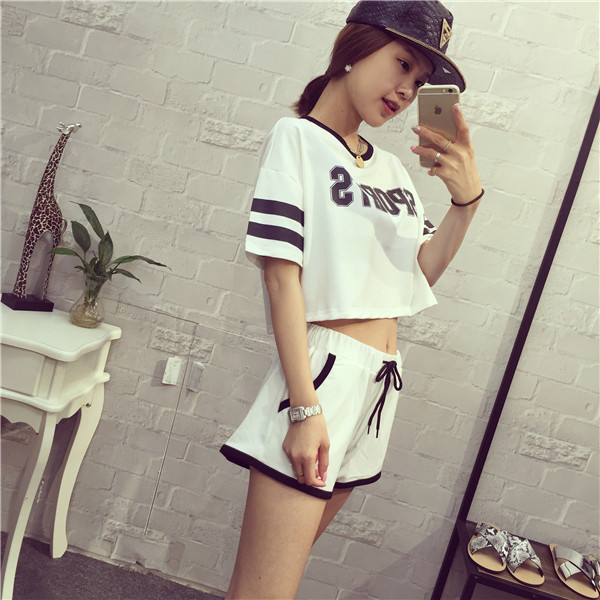 Γυναικεία αθλητική φόρμα σε άσπρο και μαύρο χρώμα