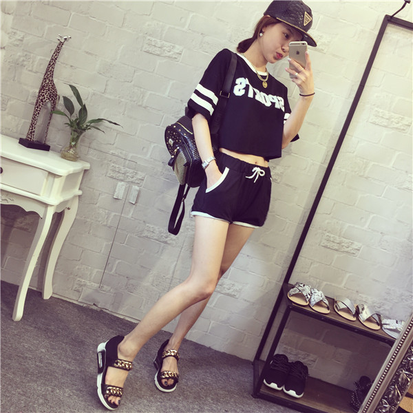 Γυναικεία αθλητική φόρμα σε άσπρο και μαύρο χρώμα