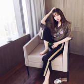 Echipa zilnică elegantă feminină în două părți