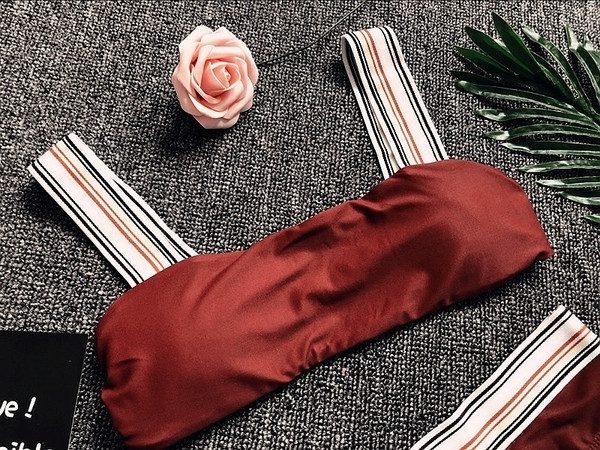 Kétrészes női fürdőruha elasztikus széles pántokkal