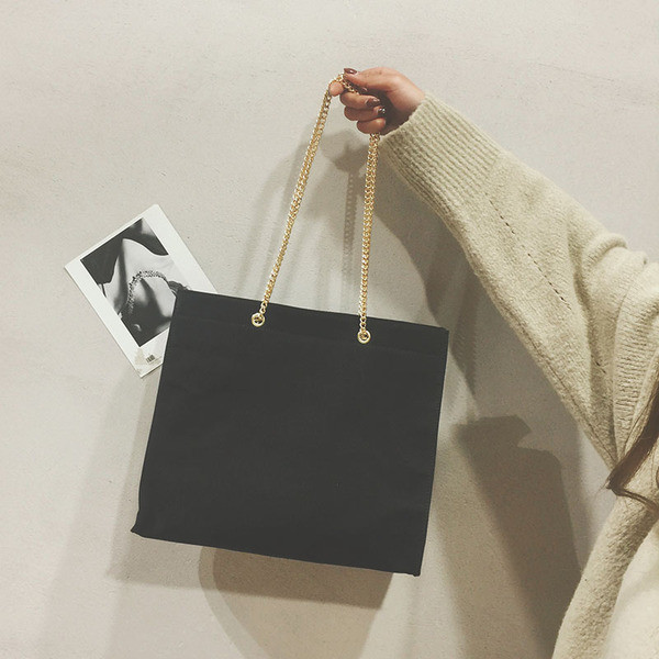 Elegáns táska három színben, hosszú lánccal