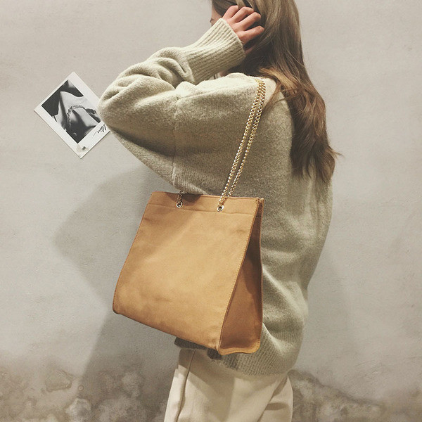 Elegáns táska három színben, hosszú lánccal