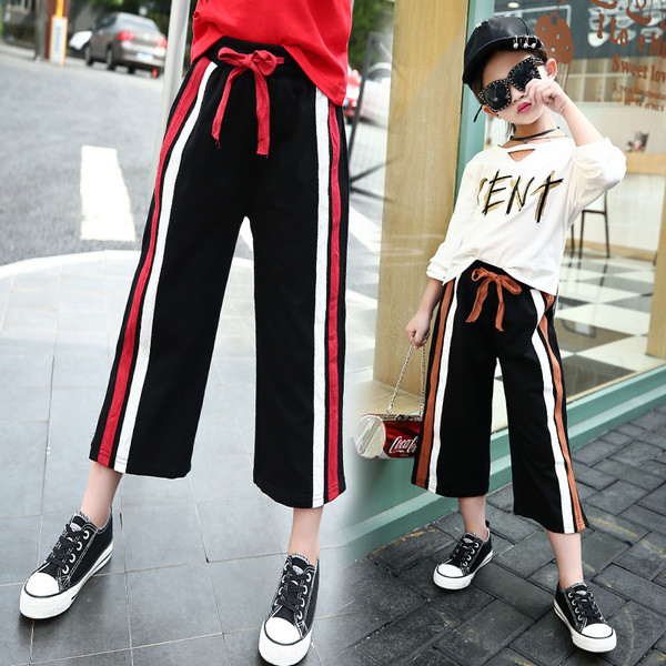 Pantaloni copii moderni pentru fete in stil liber cu talie inalta, cu fanta si margini colorate, doua modele