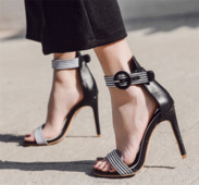 Sandale de damă cu toc înalt, de culoare neagră și bej, cu bretele cu dungi