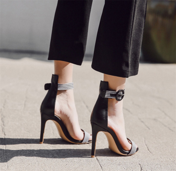 Sandale de damă cu toc înalt, de culoare neagră și bej, cu bretele cu dungi