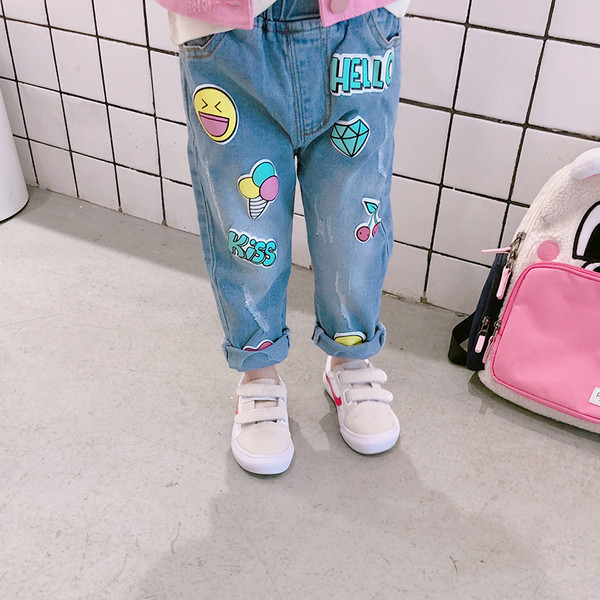 Небрежни детски дънки за момичета с цветни апликации в светъл цвят