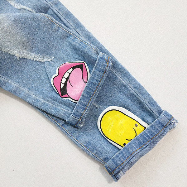 Небрежни детски дънки за момичета с цветни апликации в светъл цвят