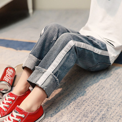 Спортно-ежедневни детски дънки за момичета с кръпки и цветен бял кант в светъл цвят