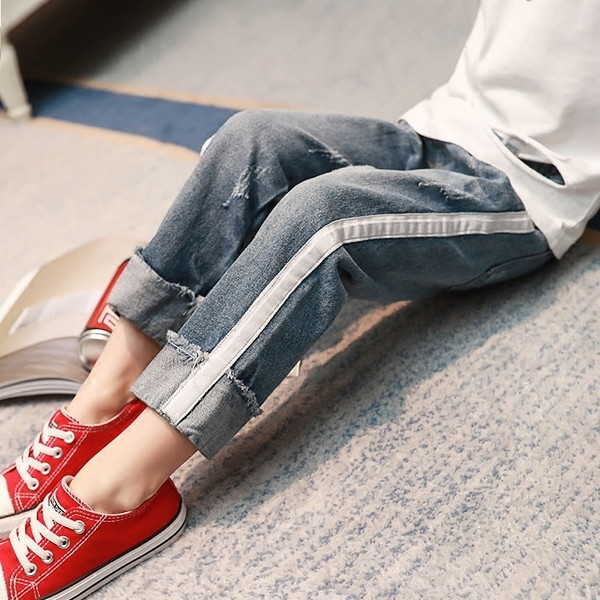 Спортно-ежедневни детски дънки за момичета с кръпки и цветен бял кант в светъл цвят