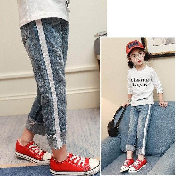 Спортно-ежедневни детски дънки за момичета с кръпки и цветен бял кант в светъл цвят