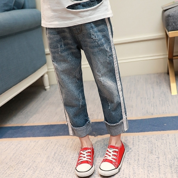 Спортно-ежедневни детски дънки за момичета с кръпки и цветен бял кант в светъл цвят