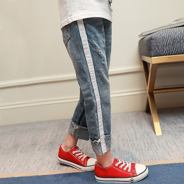 Спортно-ежедневни детски дънки за момичета с кръпки и цветен бял кант в светъл цвят