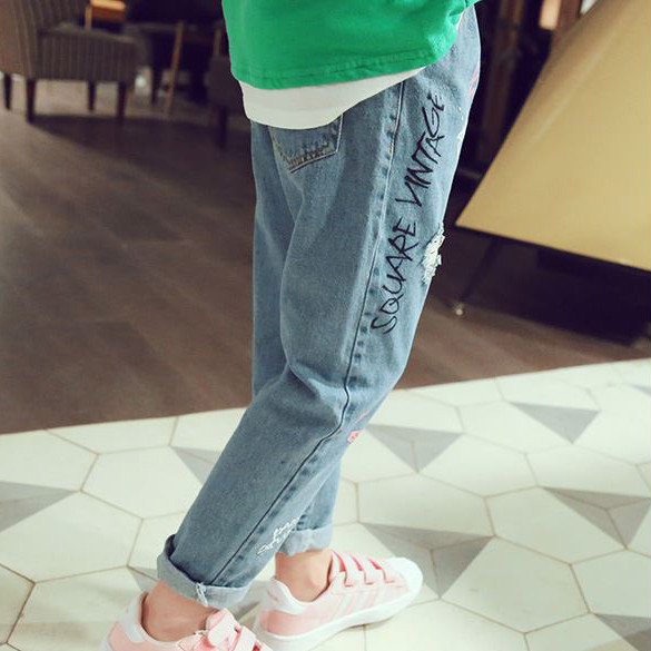 Blugi casual copii pentru fete cu mini aplicatii colorate in culoare deschisa