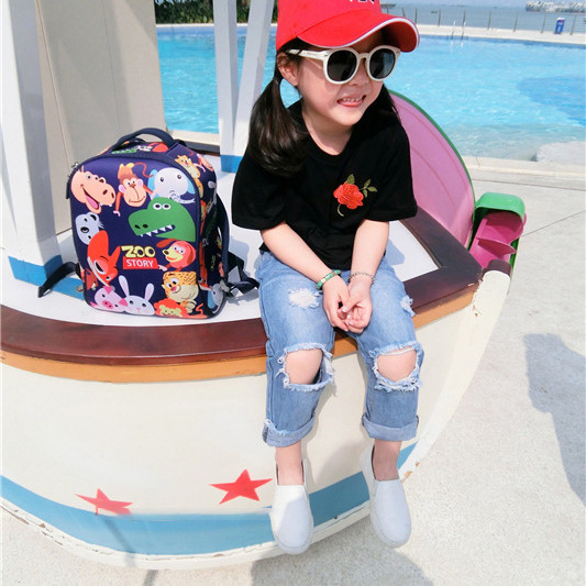 Sport gyerekfarmer lányoknak, hanyagul szakadt foltokkal, világos színben