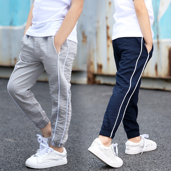 Pantaloni de vara copii pentru baieti in trei culori cu buzunare si bretele laterale