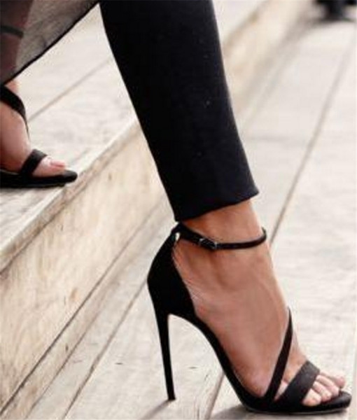 Sandale delicate de damă cu toc înalt, de culoare neagră, cu bretele subțiri