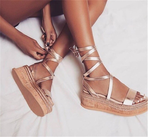 Modern női szandál lapos talppal, platformpal, különböző színekben