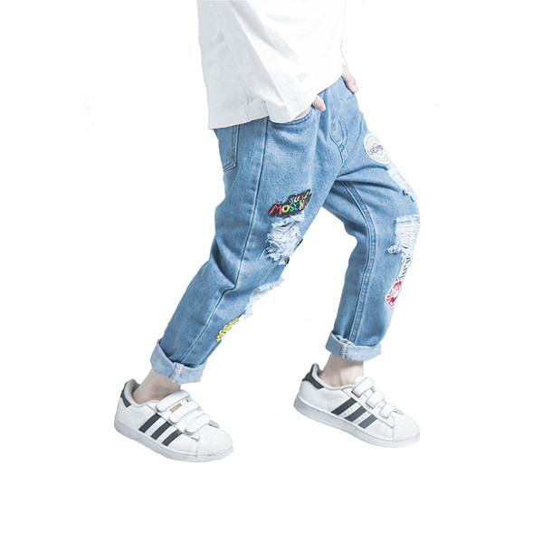 Blugi unisex moderni pentru copii cu mini imprimeuri color și petice în culori deschise