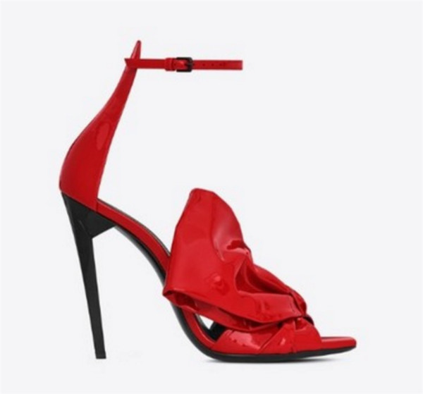 Elegáns és nem szabványos női magas sarkú szandál fekete és piros szalaggal