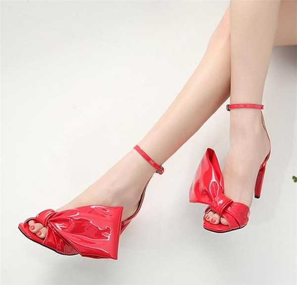 Elegáns és nem szabványos női magas sarkú szandál fekete és piros szalaggal