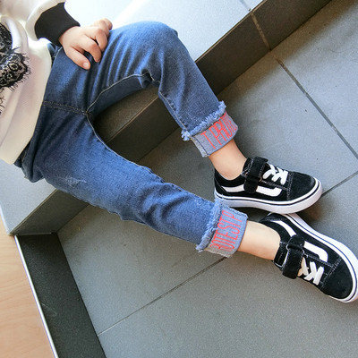 Blugi simpli pentru copii pentru fete cu un tiv interesant cu o inscripție în două culori