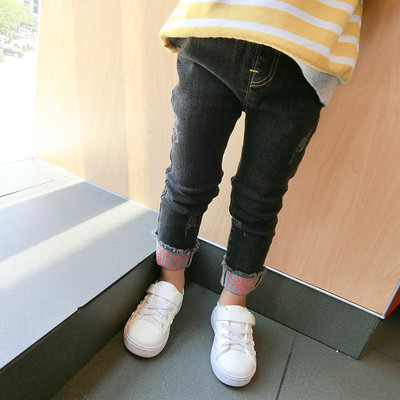 Blugi simpli pentru copii pentru fete cu un tiv interesant cu o inscripție în două culori