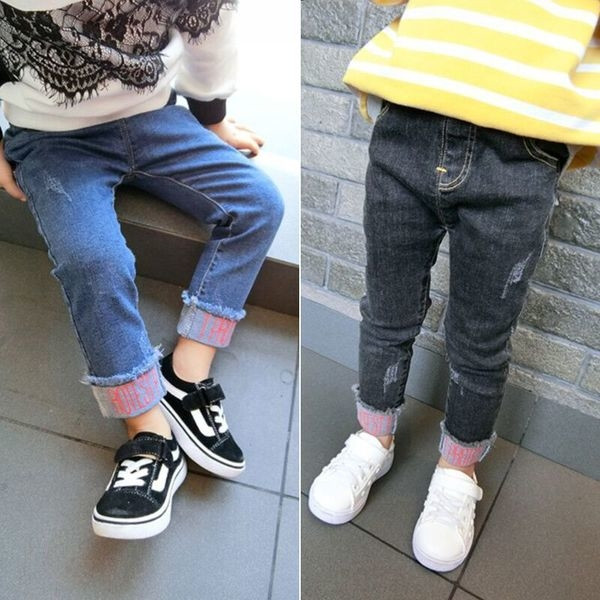 Blugi simpli pentru copii pentru fete cu un tiv interesant cu o inscripție în două culori