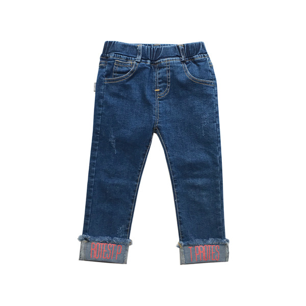 Blugi simpli pentru copii pentru fete cu un tiv interesant cu o inscripție în două culori