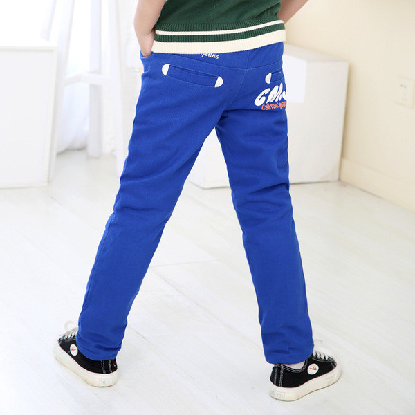 Pantaloni pentru copii in diferite culori cu imprimeu pe buzunare