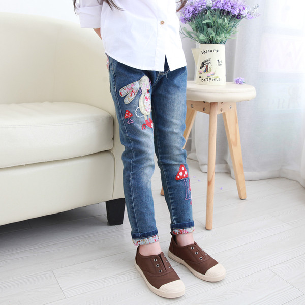 Blugi copii moderni pentru fete cu talie inalta si imprimeu color interesant in culoare deschisa, doua modele